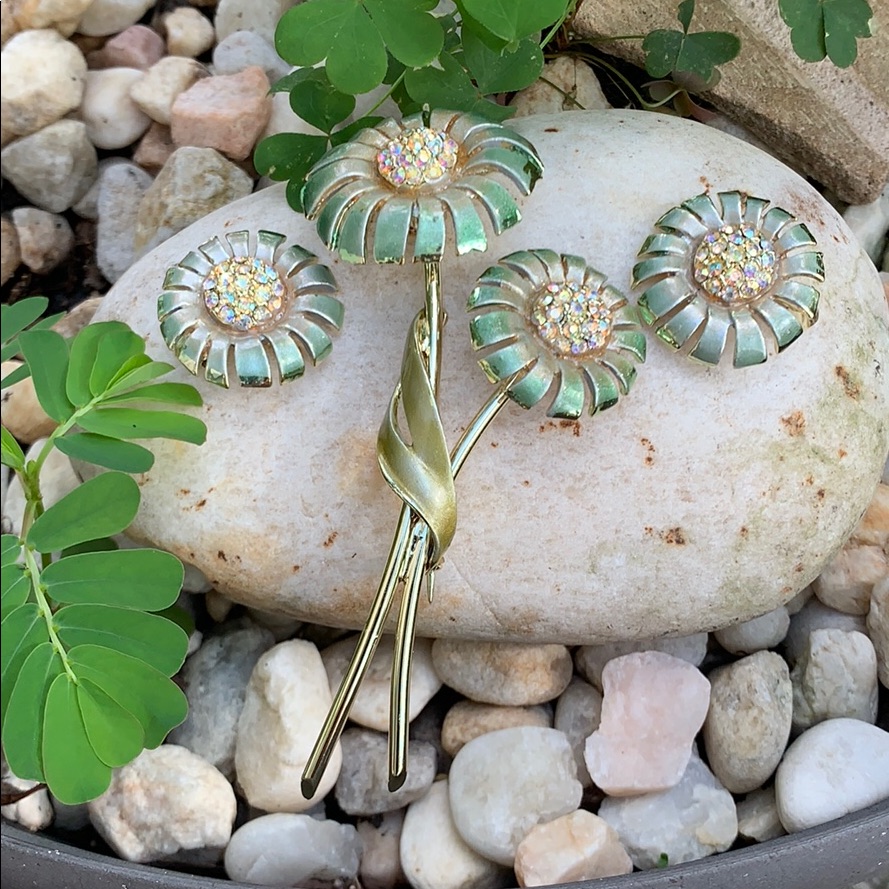 Vintage Bsk Flower Brooch Clip Earring Set 55$